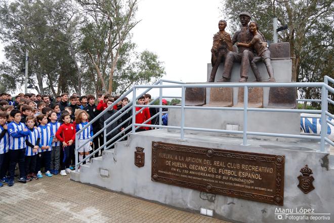 Inauguración del monumento a la afición del Recreativo. (Manu López / Albiazules.es).