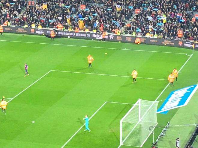 Lanzamiento de pelotas amarillas en el Clásico Barcelona-Real Madrid (Foto: María Trigo).