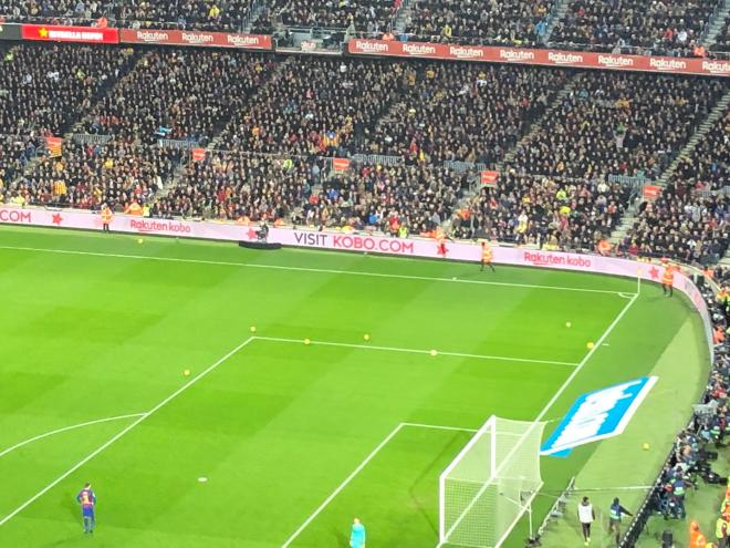 Lanzamiento de pelotas amarillas en el Clásico Barcelona-Real Madrid (Foto: María Trigo).