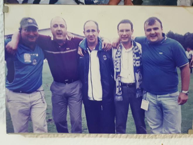 Buyo y sus compañeros de la peña con Irureta durante su etapa como entrenador del Deportivo.