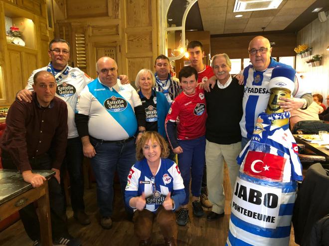 Fernando Blanco junto a la Peña Deportivista de Pontedeume el día de la sorpresa de Irureta en Ponferrada.