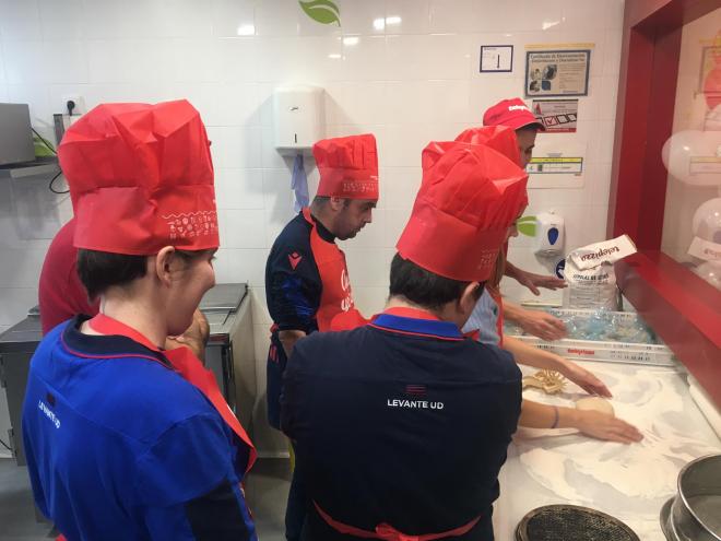 Los jugadores del Levante UD EDI hacen las pizzas de la mano de los trabajadores de Telepizza.