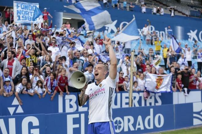 Pombo celebrando tras ganar al Albacete