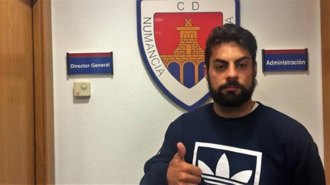 Asier Villalibre tras ser cedido al Numancia.