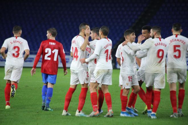 El Sevilla celebra su primer gol al Bergantiños (Foto: Iris Miquel).