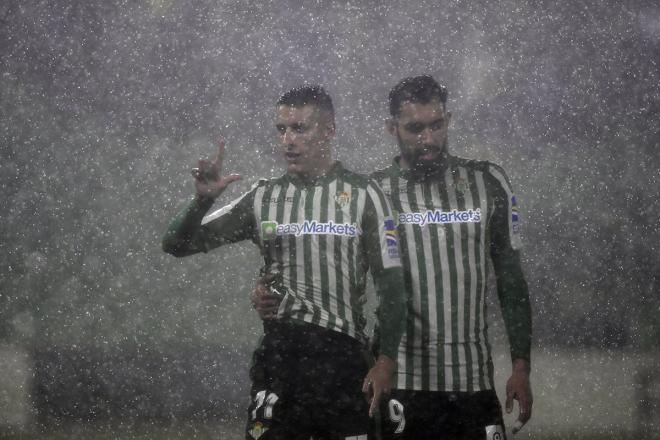 Tello y Borja Iglesias celebran un gol (foto: Kiko Hurtado).