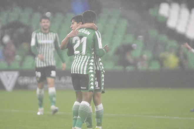 Kaptoum celebra su gol en el Antoniano-Betis de la Copa del Rey con Diego Lainez (Foto: Kiko Hurtado).