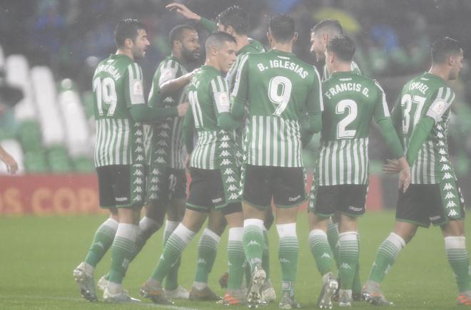 Los jugadores del Betis celebran el gol de Cristian Tello en la Copa del Rey (Foto: Kiko Hurtado).