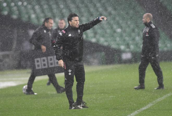 Rubi, entrenador del Betis, durante el encuentro ante el Antoniano (Foto: Kiko Hurtado).