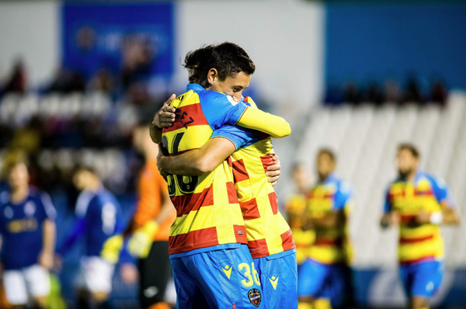 Pablo Martínez y Mayoral se abrazan. (Foto: Levante UD)