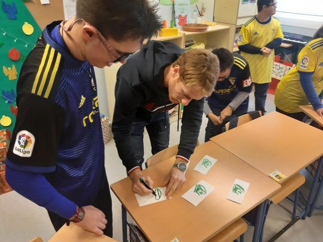 Álex, firmando autógrafos (Foto: Cádiz CF).