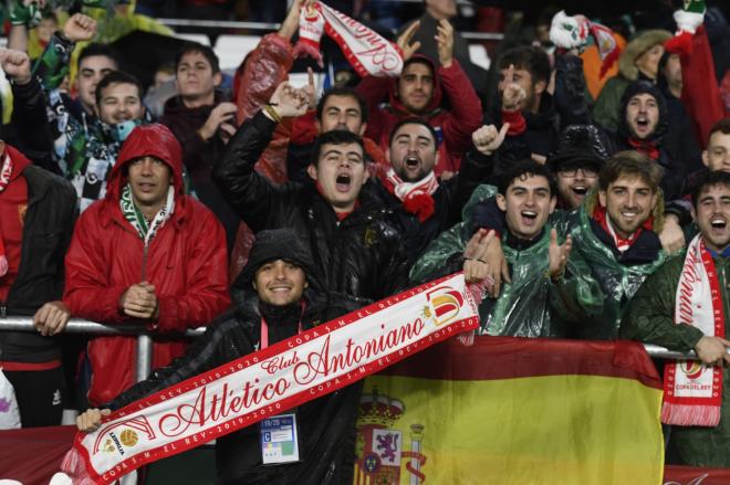 Aficionados del Antoniano en el Benito Villamarín durante el partido de Copa del Rey contra el Betis (Foto: Kiko Hurtado).