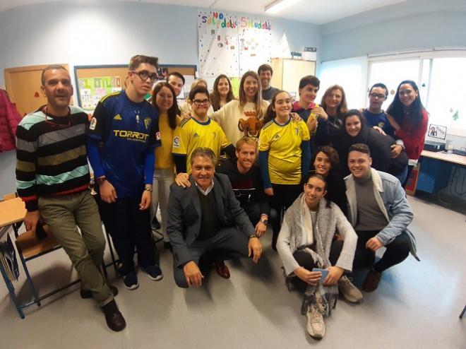 Álex Fernández y Pepe Mata, en la visita al colegio (Foto: Cádiz CF).