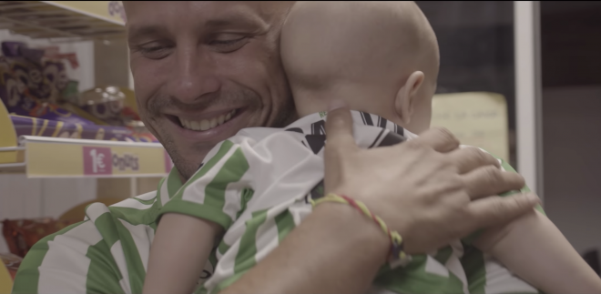 El rapero Haze y su sobrino Salvi, con las camisetas del Betis.