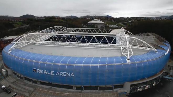 Imagen del Reale Arena con el nuevo letrero que luce en el estadio de la Real Sociedad.