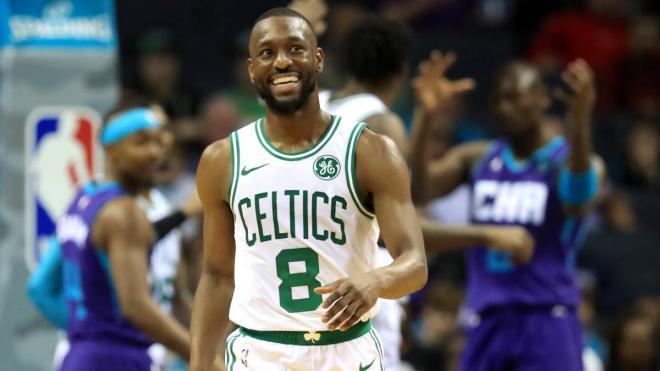 Kemba Walker, sonriente durante un partido de la NBA (Foto: AFP).