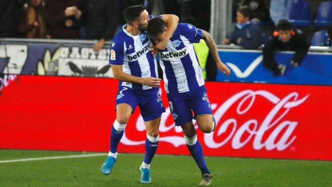 Lucas Pérez celebra un gol de Joselu con el Alavés.