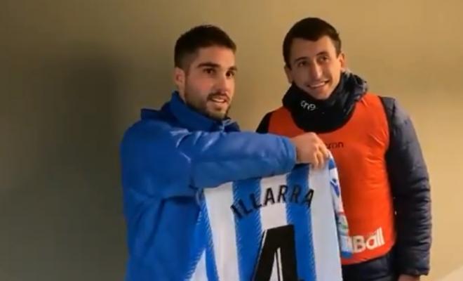 Mikel Oyarzabal dio al capitán del Becerril la camiseta firmada de Asier Illarramendi.