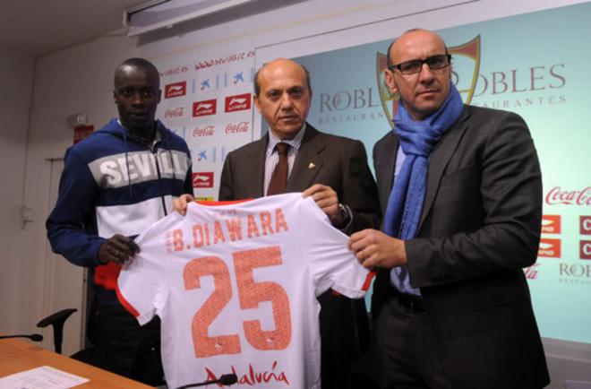 Babá, junto a Del Nido y Monchi, en su presentación con el Sevilla.