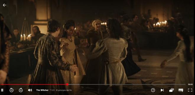 El primer momento de la escena repetida del baile en el 1x01 de The Witcher (Fuente: Netflix).