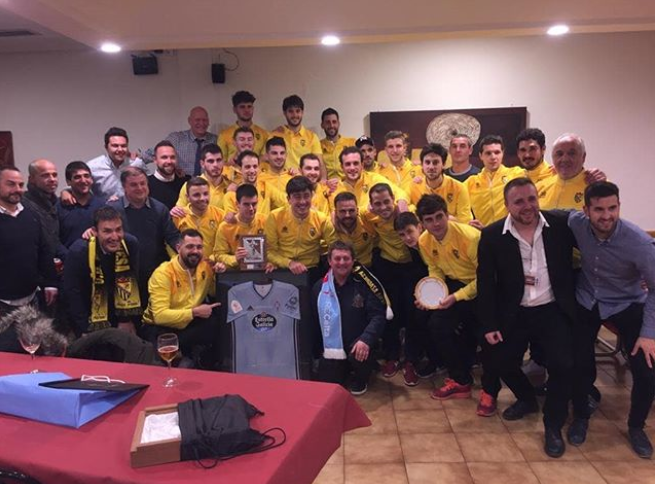 Jugadores y directivos posando con una camiseta del Celta (Foto: Peña Azagresa).