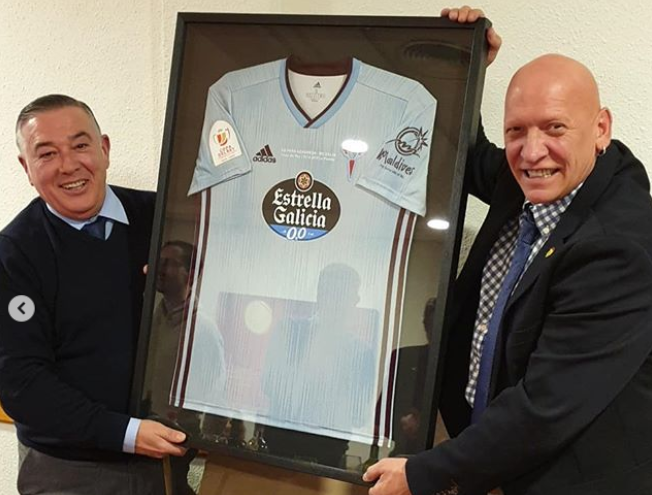 Ricardo Barros entrega la camiseta del Celta (Foto: Peña Azagresa).