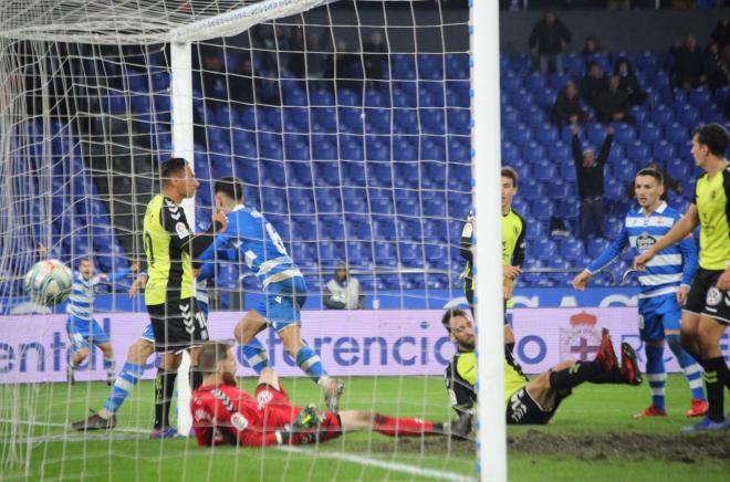 Peru Nolaskoain marca el gol ante el Tenerife (Foto: Iris Miquel).