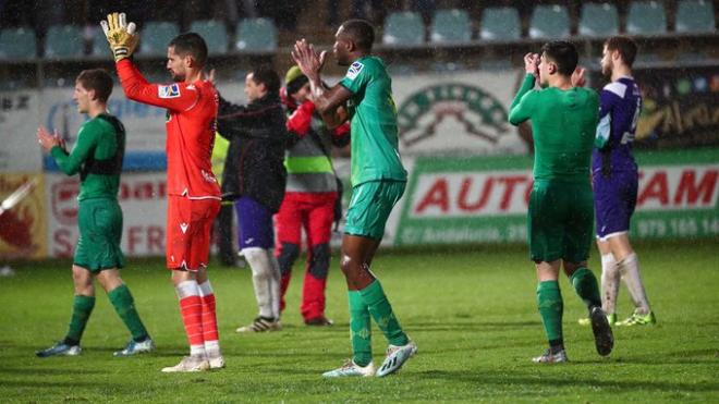 El equipo txuri urdin aplaudió al público del Becerril tras el partido (Foto: Real Sociedad).