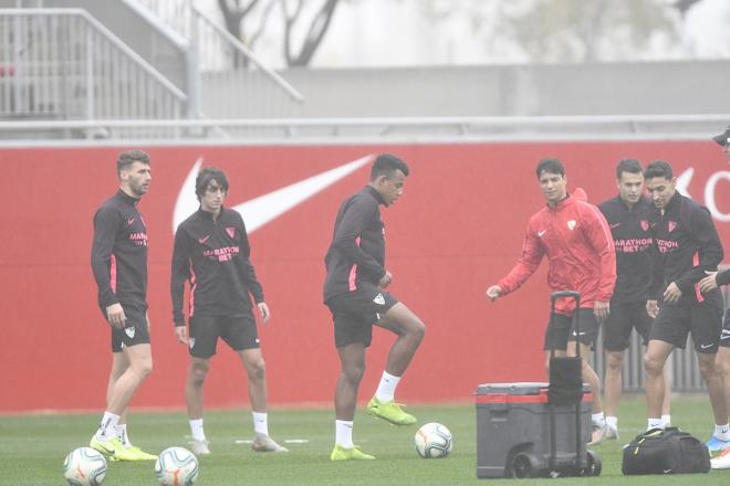 Koundé, posible novedad en el once, en el entrenamiento de este viernes (Foto: Kiko Hurtado).