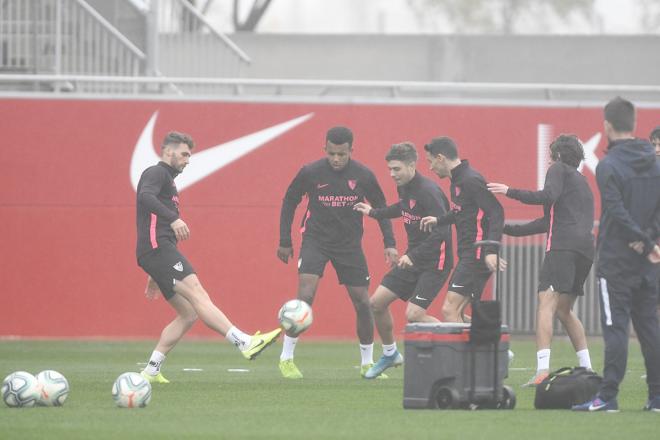Los jugadores del Sevilla, en uno de los últimos entrenamientos del año (Foto: Kiko Hurtado).