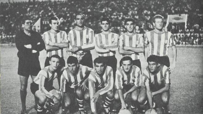Eusebio Ríos (el tercero empezando por la izquierda) en el once que utilizó el Betis en la Copa de Ciudades en Ferias contra el Stade Française en 1964 (Foto: RBB).