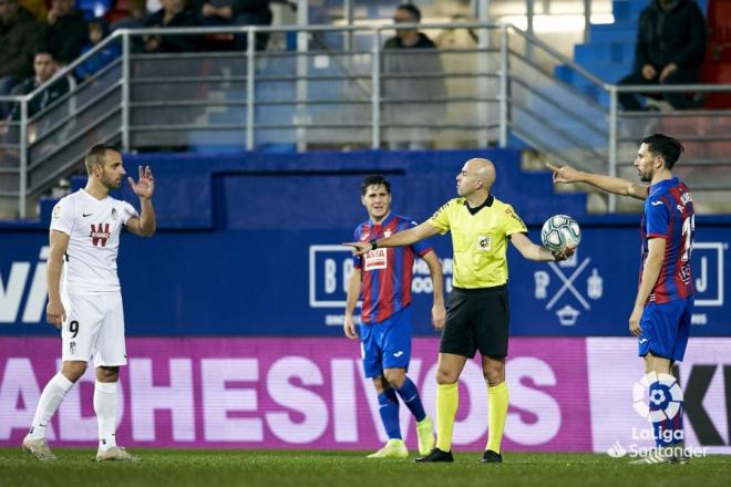 Oliveira y Soldado, durante el Eibar-Granada (Vía LaLiga).