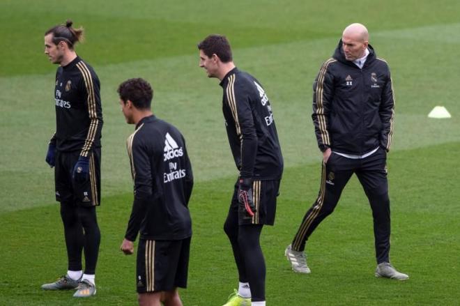 Zidane, durante un entrenamiento del Real Madrid, junto a Courtois y Bale (Foto: EFE).