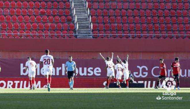 Gil Manzano regresa al centro del campo mientras los jugadores del Sevilla celebran el 0-2. (Foto: LaLiga)