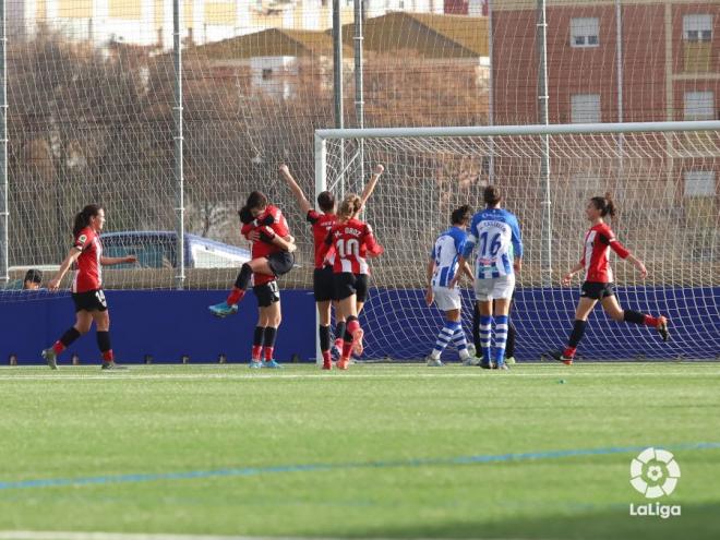 Las rojiblancas celebran el gol de Erika Vázquez que abrió el marcador en Huelva (Foto: LaLiga).