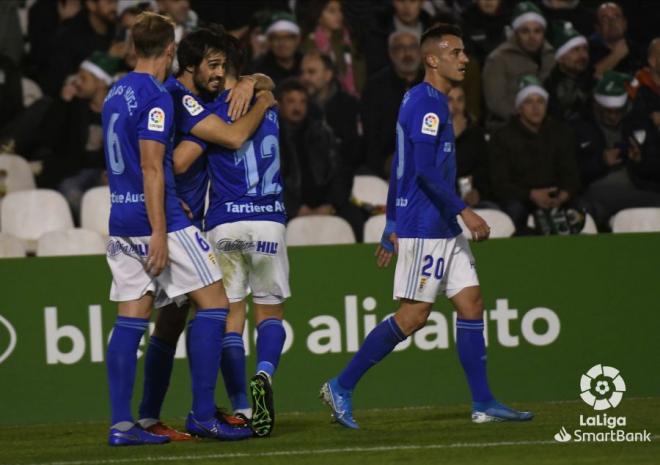 Los jugadores del Real Oviedo celebran el gol de Juanjo Nieto al Racing (Foto: LaLiga).