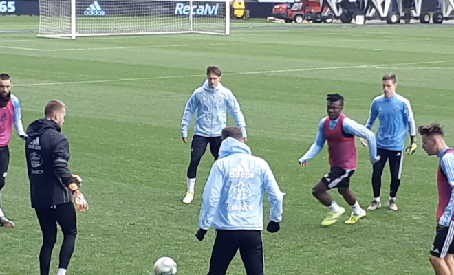 Denis Suárez participa en el rondo con sus compañeros.