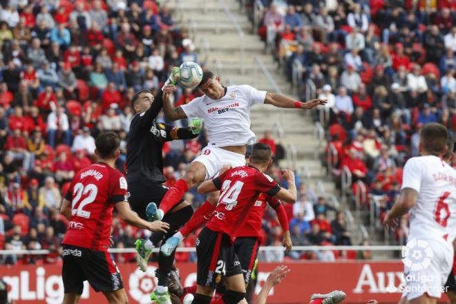 Diego Carlos en la acción del gol.