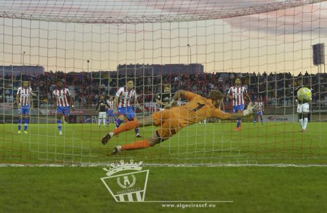 Antonio Domínguez marca un gol desde los once metros con el Algeciras. (@AlgecirasCF)