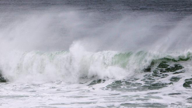 Imagen de las olas creadas por el temporal Fabien en las costas de Galicia (Foto: EFE).