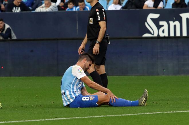 Adrián se duele en el suelo al lesionarse en el Málaga-Lugo.