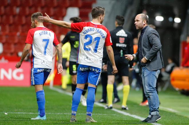 José Alberto dialoga con Traver durante el Sporting-Extremadura (Foto: Luis Manso).