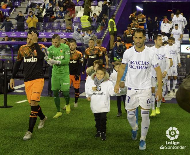 Los jugadores del Valencia CF y del Real Valladolid saltan al campo