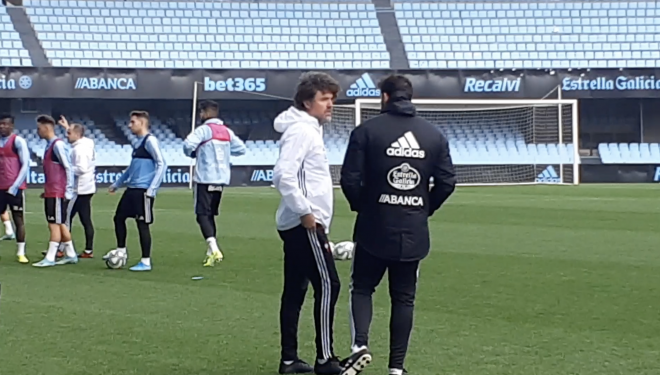 Roger habla con uno de sus ayudantes durante el entrenamiento del Celta.