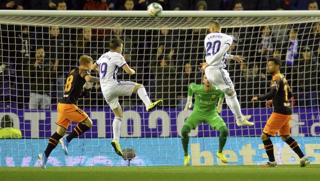 Sandro remata ante Jaume en el Valladolid-Valencia (Foto: LaLiga)