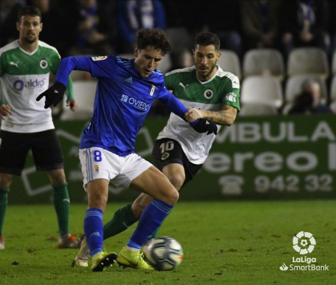 Sangalli pelea por un balón en el Racing-Real Oviedo (Foto: LaLiga).