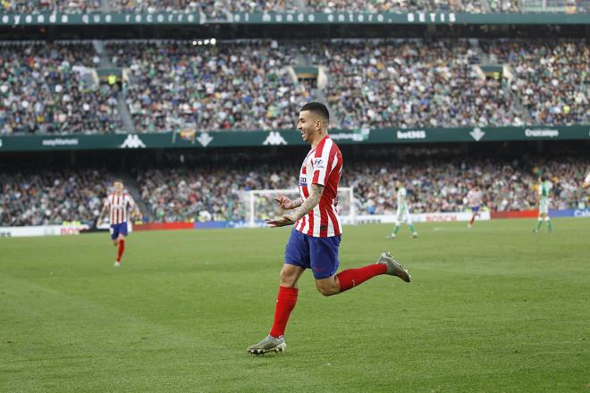 Correa, celebrando su tanto ante el Betis (Foto: Kiko Hurtado).