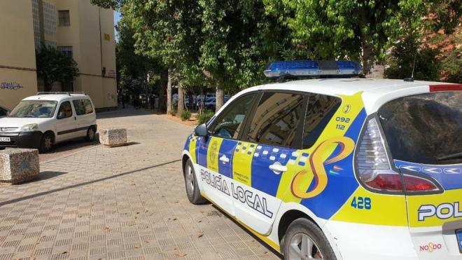 Coche de la Policía Local de Sevilla patrullando las calles de la ciudad en esta pandemia por COVID 19.