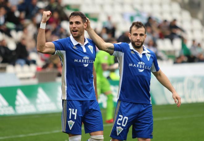 Manel y Óscar celebra el primer gol.