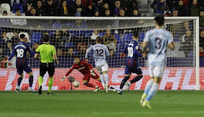 Aitor en una jugada del partido. (Foto: David González)